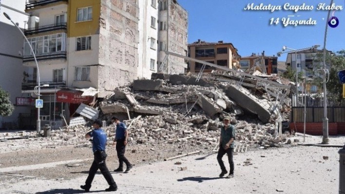 Yıkımı yapılan 6 katlı bina çöktü yan bina hasar gördü