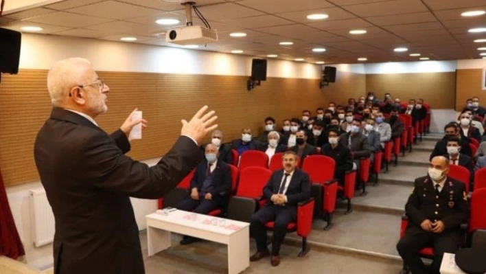 Yıldızeli'nde din görevlilerine konferans verildi