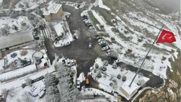 Yılın ilk karının yağdığı Harput'tan kartpostallık görüntülüler