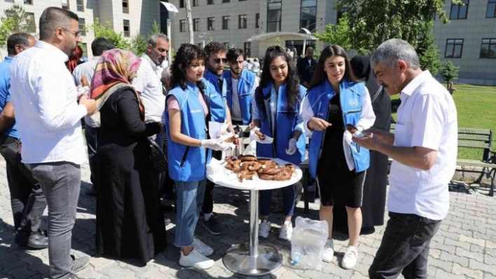 YKS öncesi öğrencilere çay ve simit ikramı