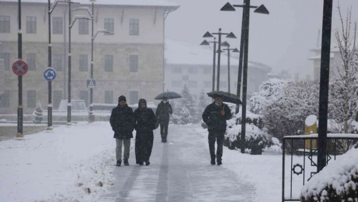 Yoğun kar yağışı 68 köy yolunu ulaşıma kapattı