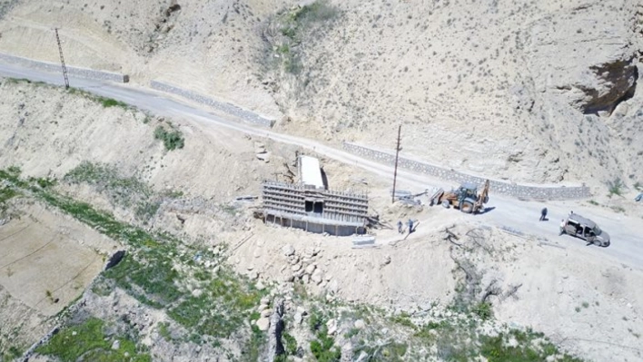 Yol Güvenliğini Artırmak İçin Köprü, Menfez Ve Taş Duvar İnşa Ediyor