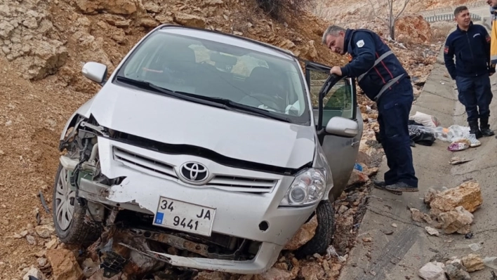 Yol kenarına savrulan otomobildeki 3 kişi yaralandı