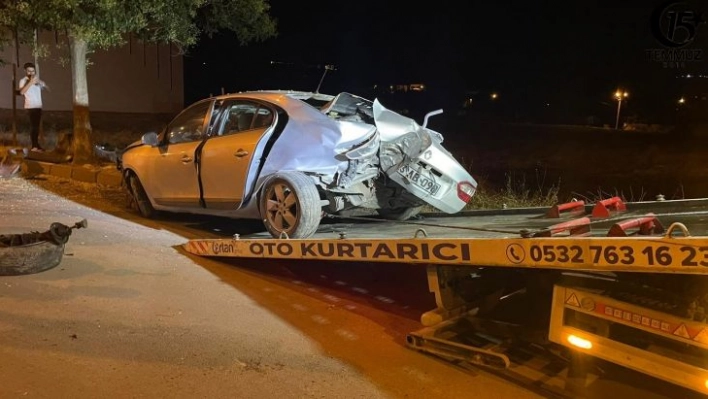 Yol kenarındaki ağaçlara çarpan otomobil hurdaya döndü: 2 yaralı