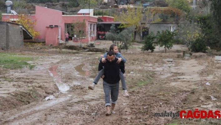 Yol yapılmayınca okula giden çocuklarını sırtlarında taşıyorlar