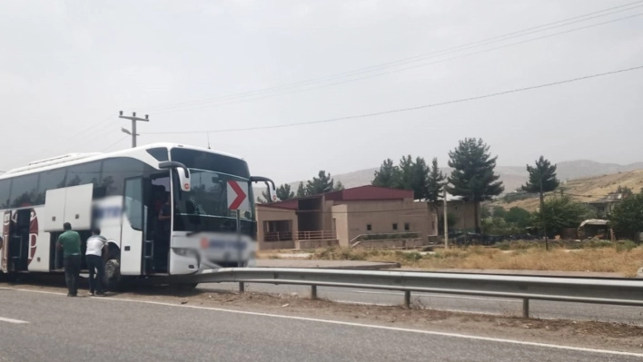 Yolcu otobüsü orta refüje girip bariyerlere çarptı