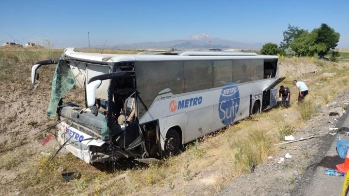 Yolcu otobüsü yoldan çıktı: 1'i ağır 17 yaralı