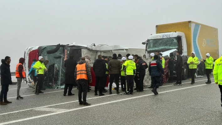 Yolcu otobüsünün devrilmesi sonucu 4 kişi öldü, 36 kişi yaralandı