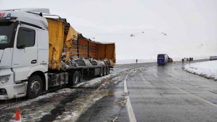 Yolcu otobüsüyle tır çarpıştı: 1 ölü, 3 yaralı