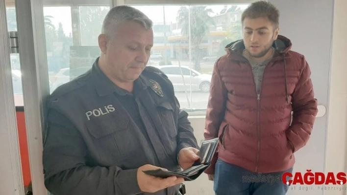 Yolda bulduğu cüzdanı polise teslim etti