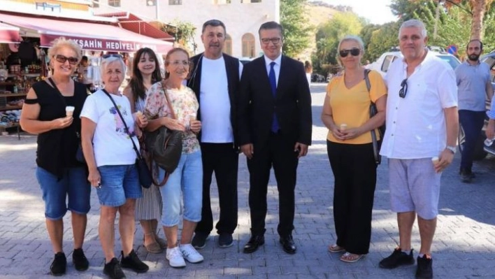 Yolda gördüğü turistleri durdurup ilçeyi sordu