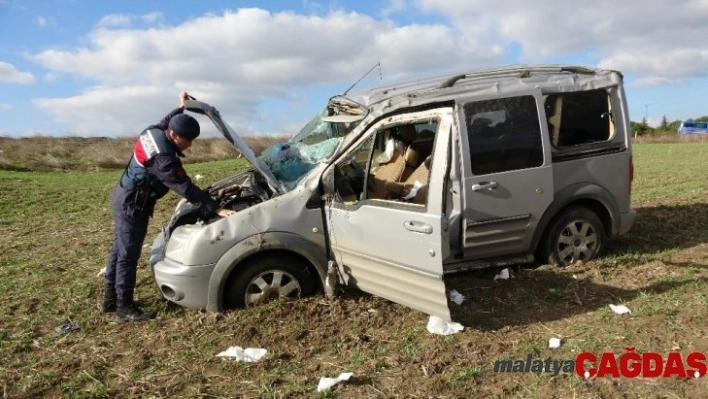 Yoldan çıkan araç tarlaya savruldu: 5 yaralı