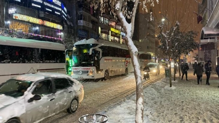 Yollarda mahsur kalan 417 vatandaş yurt ve otellere yerleştirildi