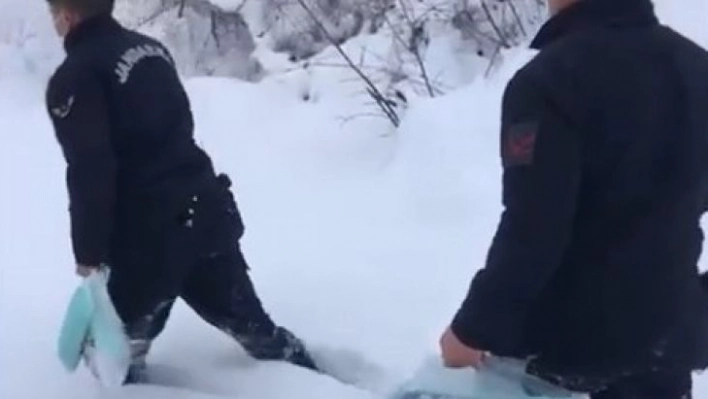 Yolu kardan kapanan köyde ilacı biten hastanın yardımına jandarma koştu