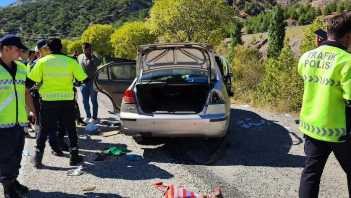 Yön levhasına çarpan otomobildeki 3 kişi yaralandı