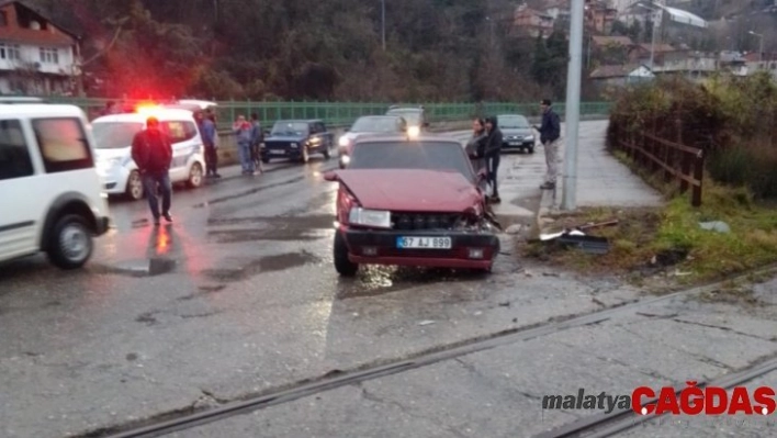 Yük treni çarptı, sürücünün burnu bile kanamadı