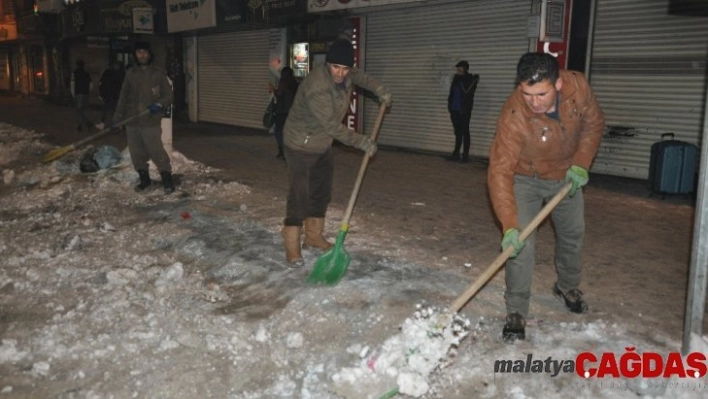 Yüksekova'da belediyesinin gece mesaisi