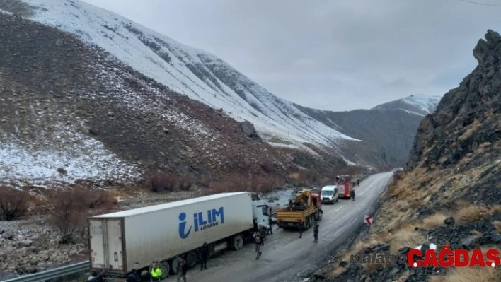 Yüksekova'da trafik kazası: 5 yaralı