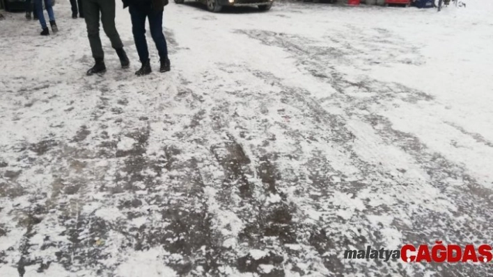 Yüksekova'da yollar buz pistine döndü