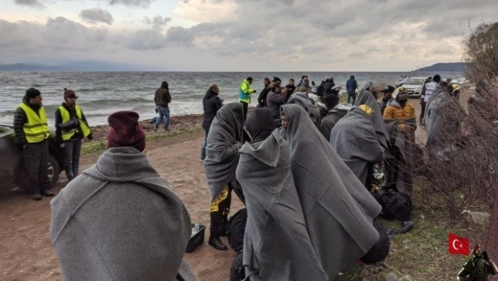 Yunan adalarında yabancı gazetecilere göçmen dayağı