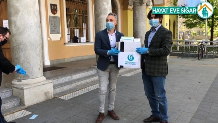 Yunus Emre Enstitüsü Budapeşte'de maske ve eldiven dağıttı