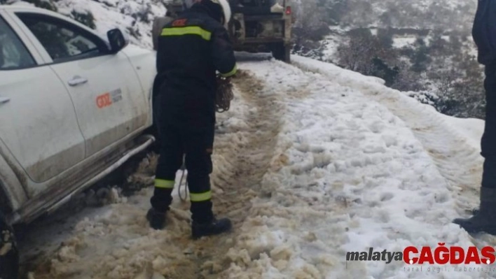 Yunusemre'den 2 mahallede kar temizleme çalışması