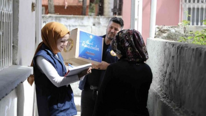 Yüreğir Belediyesinden ihtiyaç sahiplerine gıda kolisi