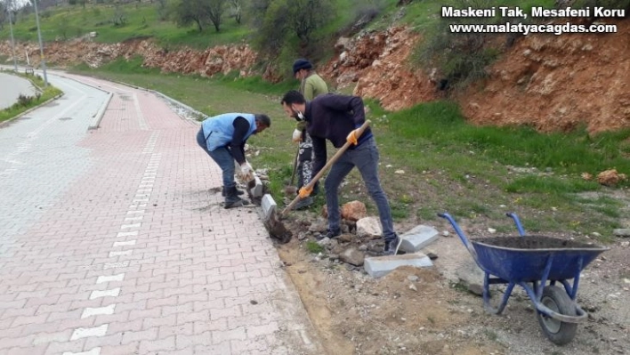 Yürüyüş yolunda bozulan kaldırım taşları yenileniyor