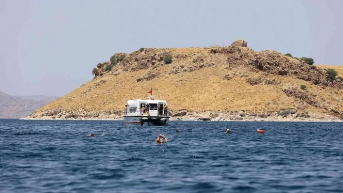 Yüzücüler Kuzu Adası'ndan Akdamar'a kulaç açtı