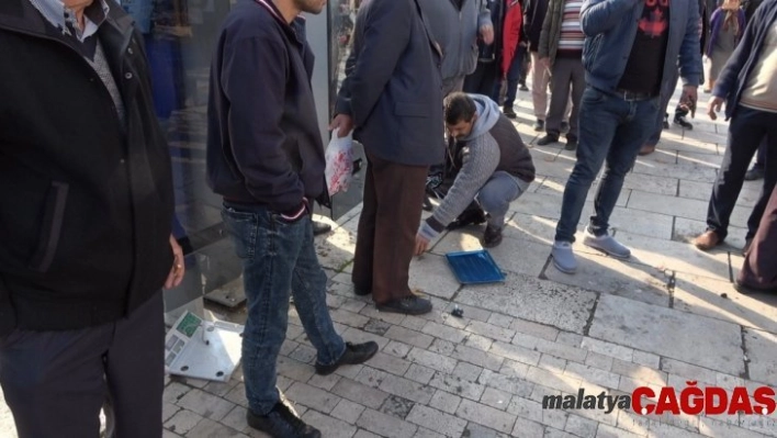 Zabıtaya kızıp terazisini böyle parçaladı