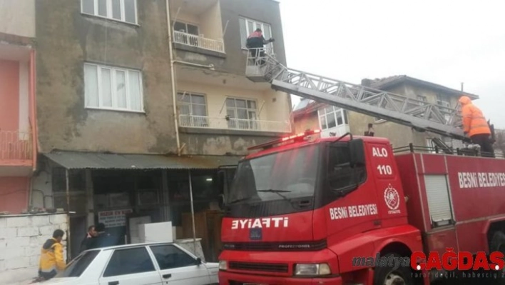 Zehirlenen şahsa itfaiye balkondan ulaştı