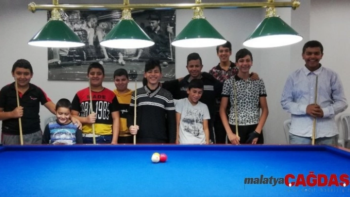 Zeytinköylü gençler bilardo öğreniyor