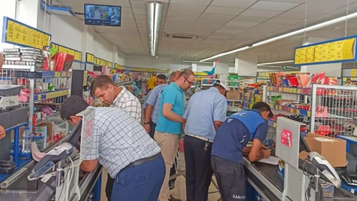 Zincir marketlerdeki son kullanma tarihi geçmiş ürünler zabıtaya takıldı