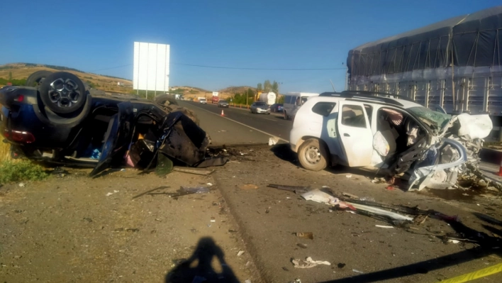 Zincirleme trafik kazasında 2 kişi öldü, 4 kişi yaralandı