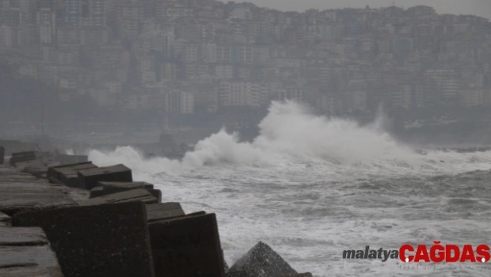 Zonguldak'ta dev dalgalar 7 metrelik istinat duvarını aştı