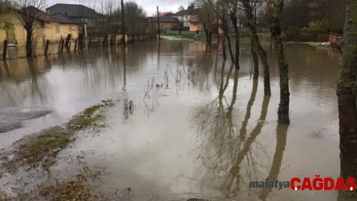 Zonguldak'ta köy yolları sular altında kaldı