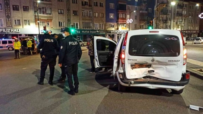 Zorla alıkoydu, kaçarken 2 polisi yaraladı