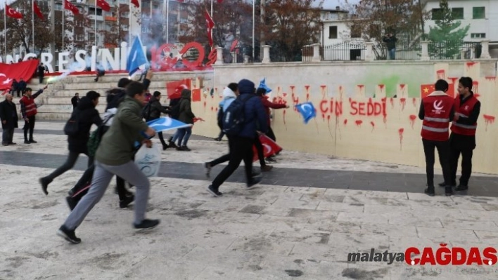 Zulme dikkat çekmek için Çin seddini yıktılar