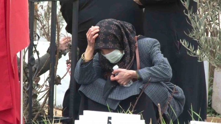 Adıyaman'da deprem şehitliğine duygusal ziyaret