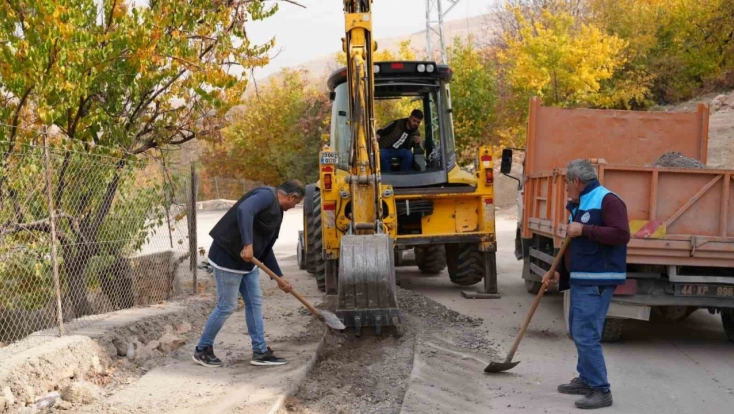 Çamurlu Mahallesi'nde asfalt yama çalışması yaptı