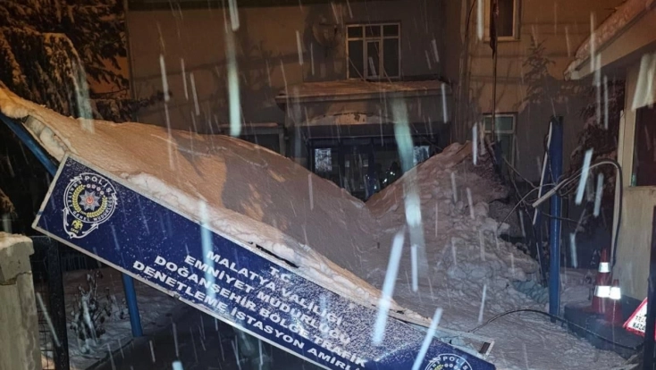 Malatya'da karın ağırlığıyla istasyon amirliğinin surdurması çöktü