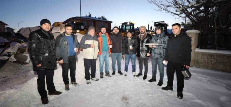 Aziziye'nin karla mücadele timlerine gece yarısı sürprizi