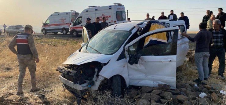 Elazığ'da hafif ticari araç  tarlaya uçtu: 3 yaralı