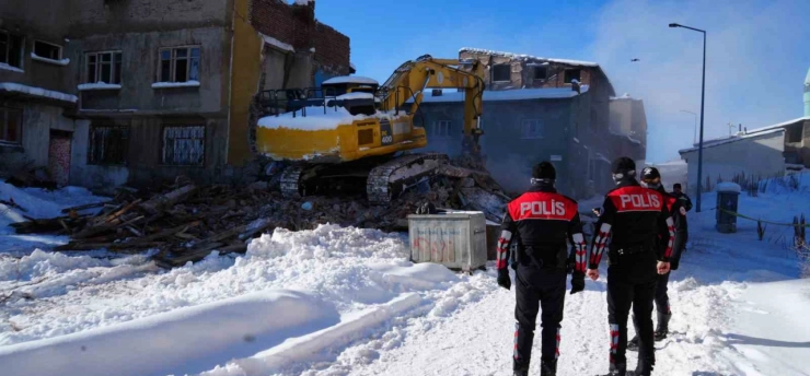 Erzurum'da metruk binalar yıkılıyor