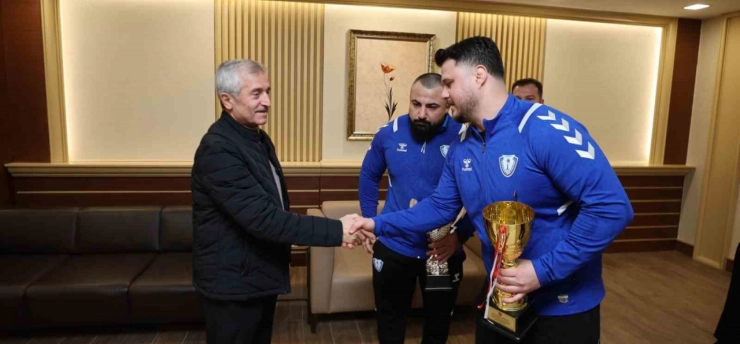 Şahinbey'in şampiyon güreşçilerinden büyük başarı