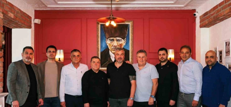 Samsunspor'un yeni Teknik Direktörü Fink, Samsun'a geldi