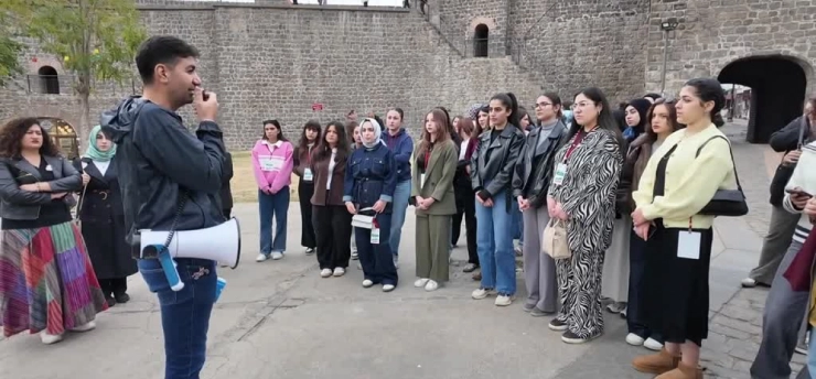 Şehit ve gazi çocukları tarihi mekanları gezdi