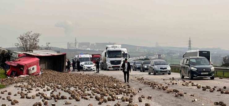Şeker pancarı yüklü tır 2 araca çarpıp devrildi: 1'i ağır 5 yaralı
