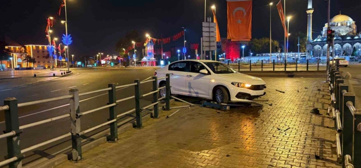 Seyir halindeyken uyuyan otomobil sürücüsü bariyerlere girdi