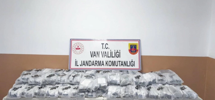Van'da gümrük kaçağı malzeme ele geçirildi